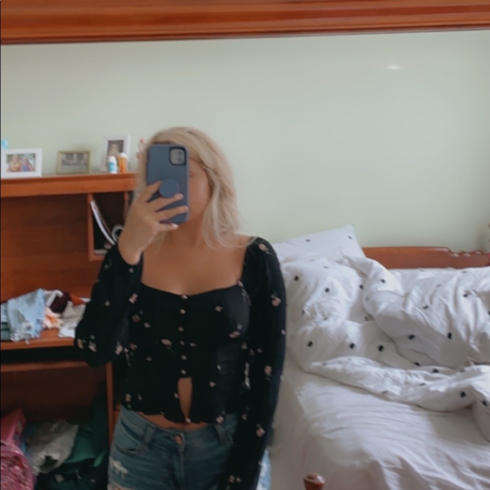 ALTAR’D STATE floral blouse 💕
